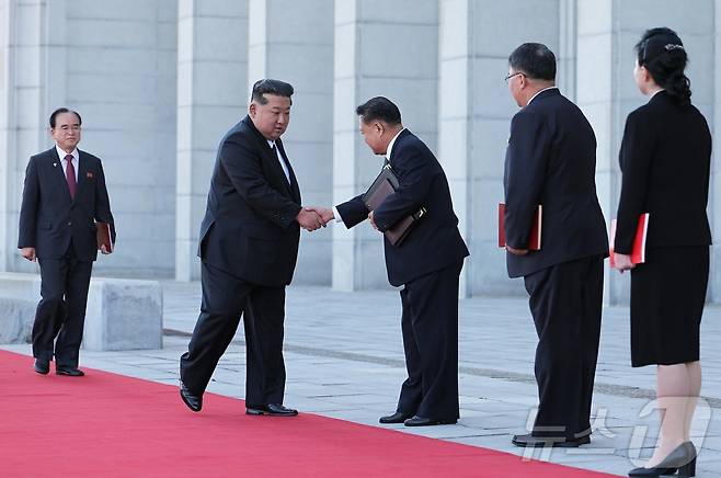 (평양 노동신문=뉴스1) = 북한 노동당 기관지 노동신문은 22일 "조선민주주의인민공화국 최고인민회의 제14기 제13차 회의가 9월 20일과 21일 만수대의사당에서 진행됐다"라고 보도했다. 김정은 총비서는 연설에서 미국을 향해 "비핵화라는 허황한 집념을 털어버리면 마주 서지 못할 이유가 없다"라고 말하며 '대화 가능성'을 언급했다.[국내에서만 사용가능. 재배포 금지. DB 금지. For Use Only in the Republic of Korea. Redistribution Prohibited] rodongphoto@news1.kr