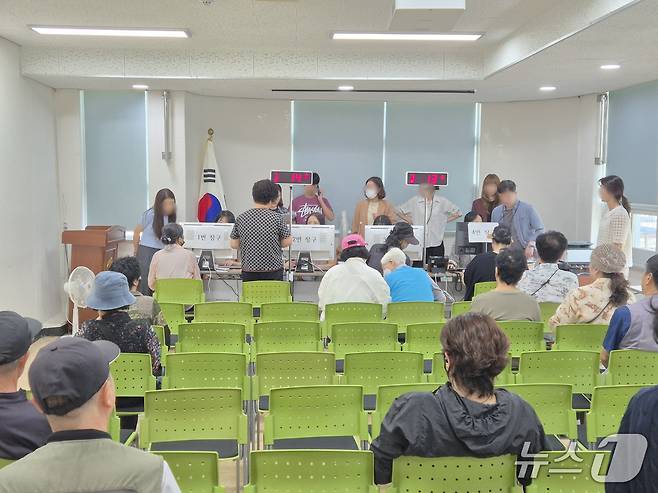 울산시민들이 22일 남구의 한 행정복지센터에서 민생 회복 소비쿠폰 신청을 기다리고 있다. 2025.9.22. ⓒ 뉴스1 박정현 기자