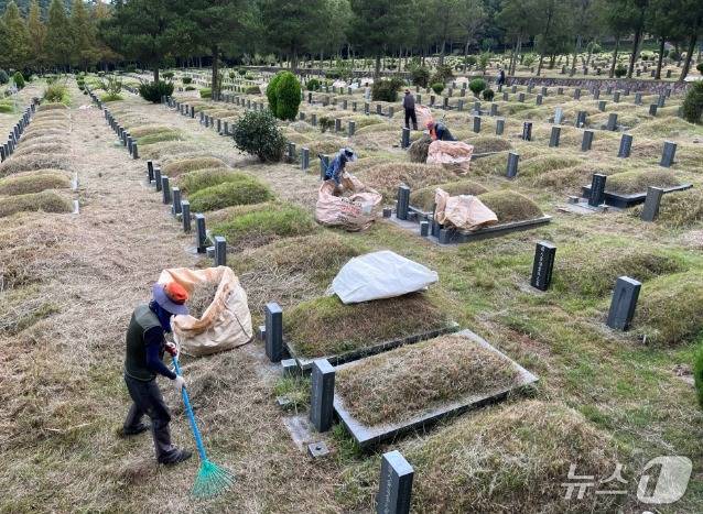 부산 금정구 영락공원 묘원에서 관계자들이 벌초 작업을 하고 있다. (부산시설공단 제공. 재판매 및 DB 금지)