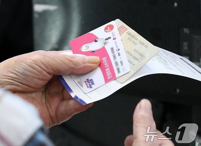 2차 민생회복 소비쿠폰 신청 첫날인 22일 부산 부산진구 가야2동주민센터에서 시민들이 한 시민이 소비쿠폰을 받고 있다. 2025.9.22/뉴스1 ⓒ News1 윤일지 기자