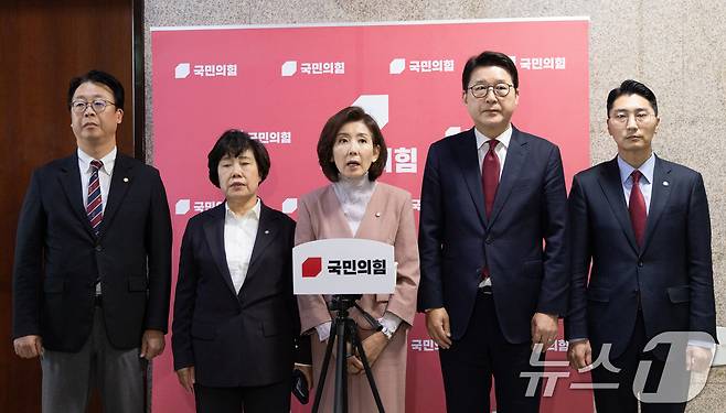 나경원 국민의힘 의원을 비롯한 법사위원들이 22일 서울 여의도 국회에서 법제사법위원회 현안 관련 기자회견을 하고 있다. 2025.9.22/뉴스1 ⓒ News1 이승배 기자