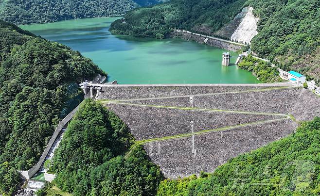 지난 9월 10일 강원 평창군 대관령면 도암댐에 초록빛 물이 차 있다ⓒ News1 김진환 기자