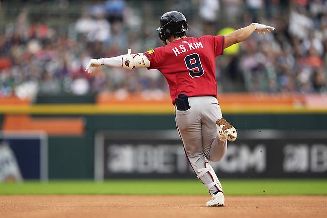 애틀랜타 김하성이 22일(한국시간) 미국 미시간주 디트로이트 코메리카 파크에서 열린 2025 메이저리그(ML) 디트로이트와 경기에서 4회초 선제 투런 홈런을 날린 후 세리머니를 하며 베이스를 돌고 있다. 사진 | 디트로이트=AP연합뉴스