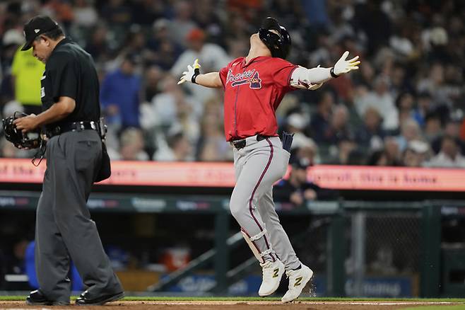 애틀랜타 김하성이 20일(한국시간) 미국 미시간주 디트로이트 코메리카 파크에서 열린 2025 메이저리그(ML) 디트로이트와 경기에서 8회초 투런 홈런을 때린 후 홈에 들어오며 특유의 세리머니를 하고 있다. 사진 | 디트로이트=AP연합뉴스