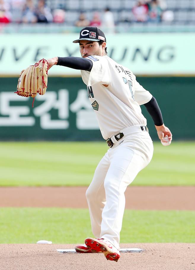 20일 인천SSG랜더스필드에서 열린 2025 KBO리그 두산전에서 10승 투수가 된 SSG 화이트. 사진 | SSG 랜더스