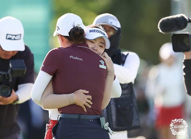 이다연이 21일 열린 하나금융그룹 챔피언십 연장 2차전에서 우승을 확정한 후 이민지와 포옹을 하고 있다. 사진 | KLPGA