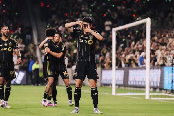 22일 미국 LA에 위치한 BMO스타디움에서 레알 솔트레이크와 2025시즌 미국 메이저리그 사커(MLS) 서부 컨퍼런스 경기에서 로스엔젤레스 FC(LAFC) 손흥민이 득점 후 특유의 찰칵 세레머니를 하고 있다. /사진=로스 엔젤레스FC(LAFC)