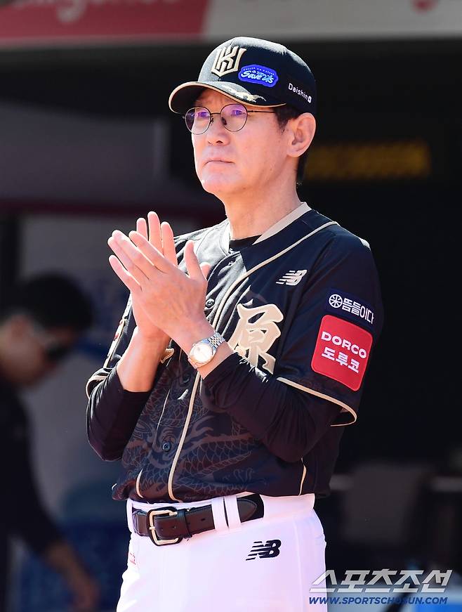 오승환에게 박수를 보내고 있는 KT 이강철 감독.