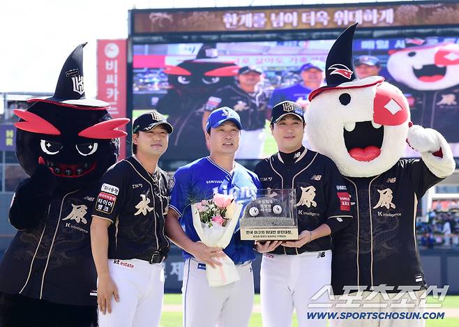 KT 김상수, 우규민과 함께 기념 촬영을 하고 있는 오승환.