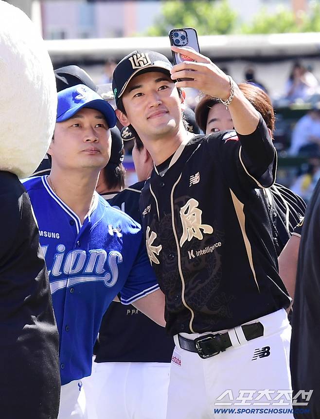 오승환과 기념 셀카 찍고 있는 고영표.