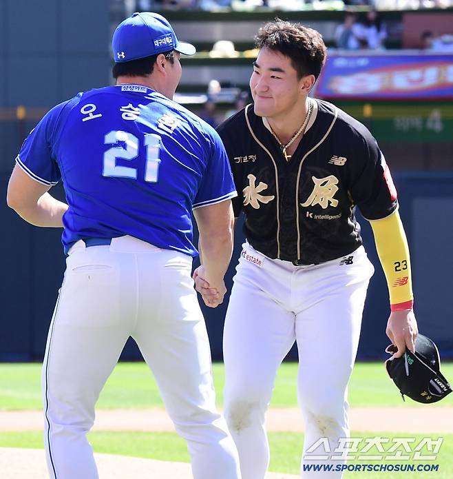 대선배에게 인사를 건네는 KT 안현민.