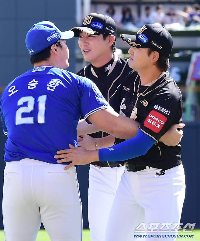 마지막까지 오승환 곁을 떠나지 못하고 있는 우규민, 김상수.