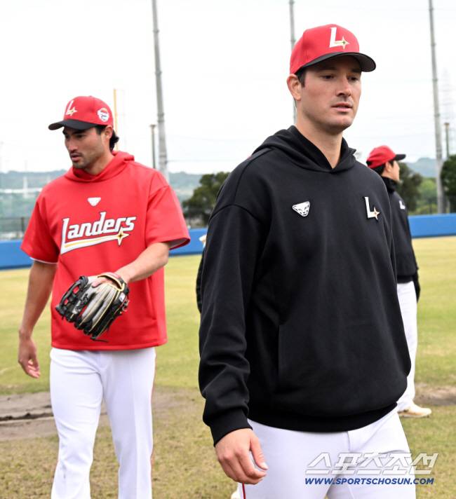 앤더슨과 화이트가 발걸음을 옮기고 있다. 오키나와(일본)=허상욱 기자wook@sportschosun.com/2025.02.24/