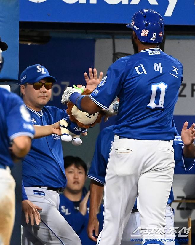 16일 대구삼성라이온즈파크에서 열린 롯데와 삼성의 경기, 6회말 무사 1,2루 삼성 디아즈가 역전 3점홈런을 치고 박진만 감독과 기쁨을 나누고 있다. 대구=허상욱 기자wook@sportschosun.com/2025.09.16/