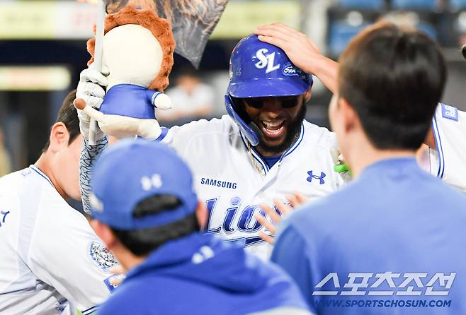 11일 대구 라이온즈파크에서 열린 삼성 라이온즈와 SSG 랜더스의 경기. 4회말 1사 삼성 디아즈가 솔로포를 날린 뒤 환호하고 있다. 대구=박재만 기자 pjm@sportschosun.com/2025.09.11/