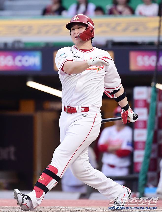 5일 인천 SSG랜더스필드에서 열린 SSG와 삼성의 경기. 타격하고 있는 SSG 최정. 인천=송정헌 기자songs@sportschosun.com/2025.08.05/