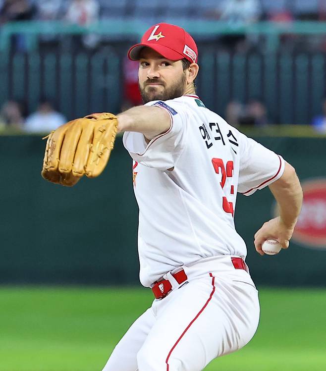 SSG 앤더슨이 22일 인천 두산전서 역투하고 있다.  연합뉴스