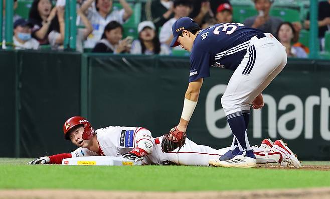 SSG 안상현이 22일 두산전서 3회말 우중간 3루타를 치고 3루에 슬라이딩해 세이프되고 있다. 연합뉴스