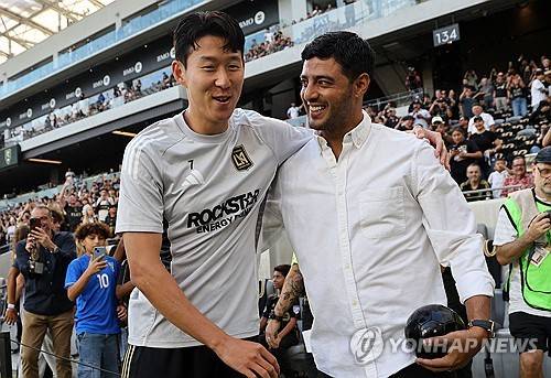 손흥민(왼쪽)·카를로스 벨라. ⓒ연합뉴스 AP