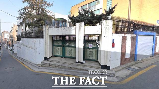 윤석열 정부가 세수 확보를 위해 매각을 무리하게 서두르면서 지난해 낙찰가가 감정가를 밑도는 국유재산 '헐값 매각'을 다수 진행한 것으로 밝혀졌다. 사진 속 국유 부동산인 서울 강남구 논현동 72-10 건물(278.9㎡)과 토지(463.4㎡)는 합쳐서 120억원에 낙찰됐다. 감정평가액이 183억5000만원이었던 점을 고려하면 낙찰가는 65.4% 수준이다. /네이버 지도 캡처