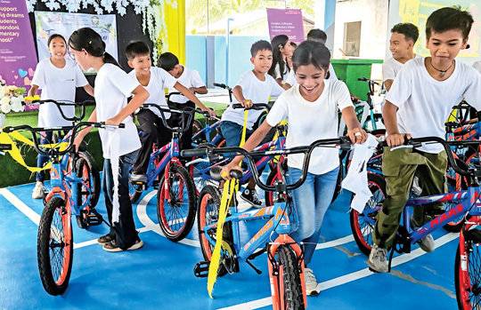 먼 등굣길로 힘들어하던 학생들의 교육환경을 개선하기 위해 4월 필리핀 레이테주 산간 마을에 위치한 레온도니초등학교에 자전거 22대를 선물했다.