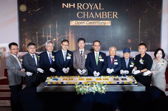 지난 16일 농협은행 본점에서 열린 'NH로얄챔버' 오픈식에서 김영묵 우리원헬스케어 원장(왼쪽부터), 이영우 농협은행 투자상품·자산관리 부문 부행장, 임정묵 서울대 교수회장, 김상욱 더불어민주당 의원, 강태영 농협은행장, 이찬우 농협금융지주회장, 지점 VIP 고객 세 명, 박현주 농협은행 WM사업부장이 케이크 커팅식을 하고 있다. 농협은행