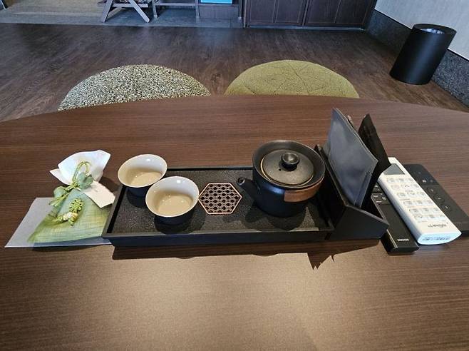 소노캄 경주 객실 내 마련된 어메니티. 다기세트와 공기놀이 세트. 사진=박재현 기자