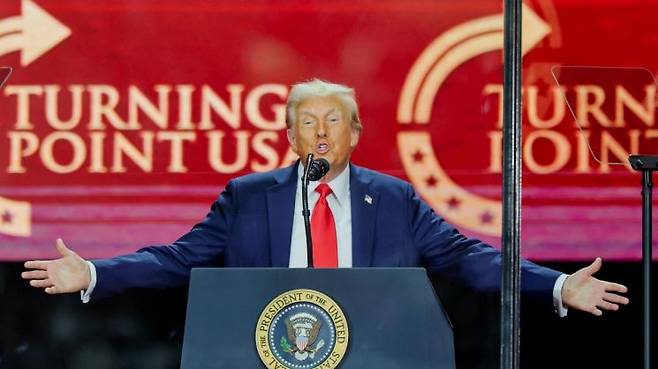 도널드 트럼프 대통령이 21일(현지시간) 애리조나주에서 열린 우파 청년활동가 찰리 커크의 추모식에서 추모 연설을 하고 있다. 로이터연합뉴스