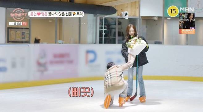 ‘돌싱글즈7’ 성우♥지우 동거 첫날밤 vs 동건♥명은 아직 신중, MBN '돌싱글즈7' 10회에서는 최종 커플이 된 성우♥지우, 동건♥명은이 한국에서 현실적인 연애를 시작했다. 2주 만에 재회한 성우와 지우는 동거 첫날밤부터 신혼부부 같은 달달한 모습을 보였지만, 경제관 차이라는 현실적 문제에 부딪혔다. 지우는 경제적 성장을 중요시한 반면, 성우는 돈에 얽매이지 않는 삶을 원해 대화가 필요함을 시사했다. 한편, 동건은 명은을 위해 포토케이크, 직접 그린 초상화, 꽃다발 프러포즈 등 정성 가득한 이벤트를 준비하며 적극적으로 마음을 표현했다. 하지만 명은은 동건의 노력에 감동하면서도 "호감도가 10점 만점에 3~5점 사이"라며 신중한 태도를 유지해 두 커플의 향후 관계에 대한 궁금증을 자아냈다.