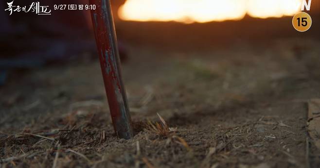 21일 방송된 tvN '폭군의 셰프' 10화에서는 대령숙수 연지영(임윤아)이 대군 시해 누명을 쓰고 옥사에 갇혔다. 이 소식을 들은 연희군 이헌(이채민)은 분노하며 옥사로 달려갔고, 연지영을 구출하려다 이를 막는 자현대비(신은정)와 대치했다. 결국 이성을 잃은 이헌은 자현대비에게 칼을 겨누며 극의 긴장감을 최고조로 이끌었다. '폭군의 셰프' 11화 예고에서는 연지영(임윤아)의 납치와 그로 인한 이헌(이채민)의 피의 복수를 암시하며 시청자들을 충격에 빠뜨렸다.&nbsp;