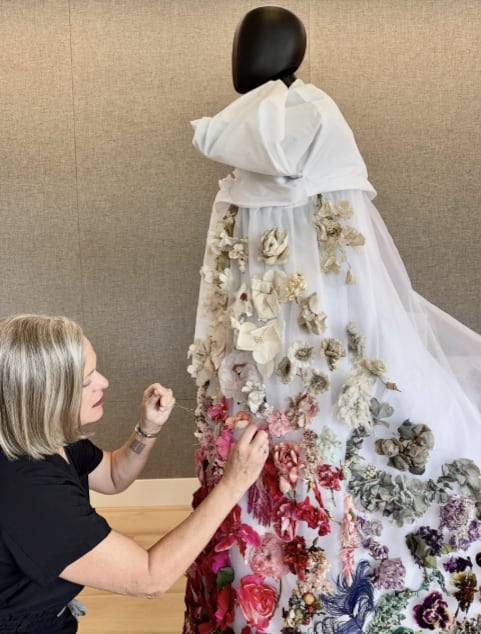 트레이시 바이스만 작가는 수년간 모아 온 1900년대 초 프랑스 모자 장식용 꽃을 단 작품을 선보였다./UNSEEN전시회