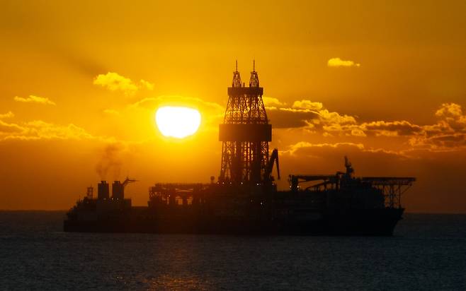 지난해 12월 부산 남외항에 정박 중인 시추선 '웨스트 카펠라호'. /김동환 기자