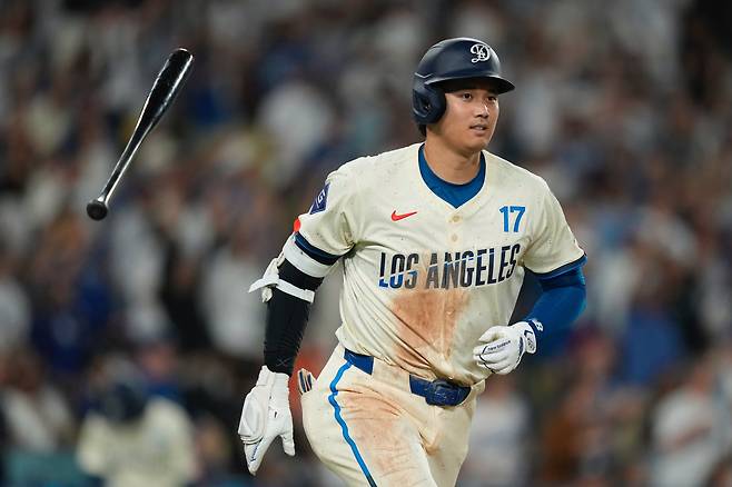 LA 다저스의 오타니가 6회 솔로 홈런을 친 뒤 배트를 던지고 1루로 뛰고 있다. 최근 5경기에서 4번째 로 터뜨린 홈런이었다. /AP 연합뉴스