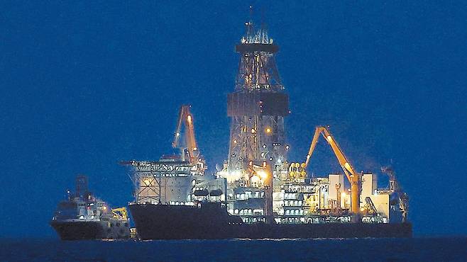작년 12월 경북 포항에서 약 40㎞ 떨어진 해상에서 노르웨이 유전 개발 업체 시드릴의 시추선 ‘웨스트 카펠라’호가 탐사 시추 작업을 하는 모습. 이 선박은 지난해 12월 20일부터 지난 2월 4일까지 47일간 이곳에서 탐사 시추를 진행했다. /연합뉴스