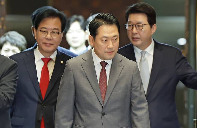 국민의힘 장동혁(가운데) 대표, 송언석(왼쪽) 원내대표, 신동욱 최고위원이 19일 서울 여의도 국회에서 의원총회에 참석하기 위해 이동하고 있다. 김건희 여사의 의혹들을 수사하는 민중기 특별검사팀은 지난 18일 ‘통일교 집단 입당’ 의혹과 관련해서 11만~12만명 규모의 국민의힘 당원 명단을 압수 수색한 것으로 알려졌다./남강호 기자