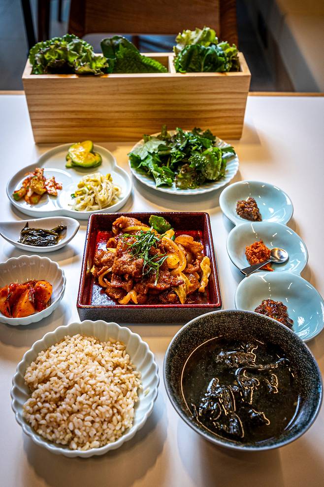 유명 요리연구가 홍신애가 참여하는 '씨즌 서울 바이 홍신애'. 농장 직송 쌈밥을 전문으로 하며 점심과 저녁은 일반 탐방객들도 투숙객과 시간 차를 두고 식사 가능하다. / 이신영 영상미디어 기자