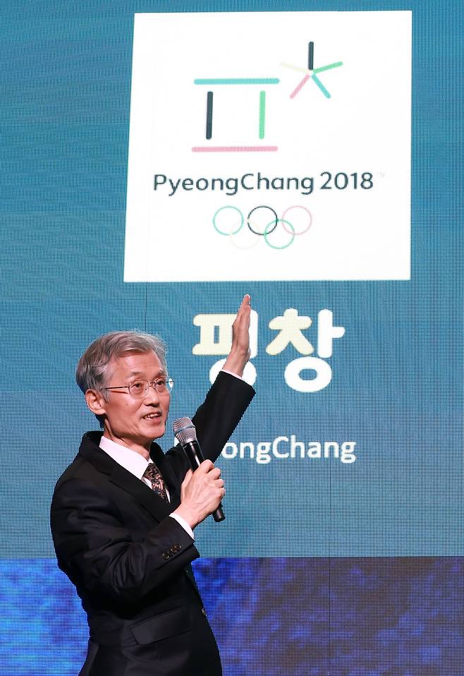 조희대 대법원장이 22일 오전 서울 중구 신라호텔에서 열린 2025 세종 국제 콘퍼런스에 참석해 축사를 하며 한글 디자인에 대해 설명하고 있다./뉴시스