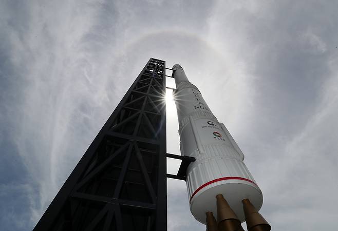 경남 창원 의창구 경남도청 정문에 설치된 국산 우주발사체 '누리호' 모형. /뉴스1