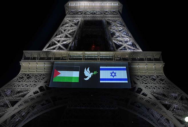 2025년 9월 21일, 프랑스의 팔레스타인 국가 승인 전날 파리 에펠탑에 투사된 팔레스타인(좌)과 이스라엘(우) 국기, 그리고 올리브 가지를 든 비둘기. / 연합뉴스