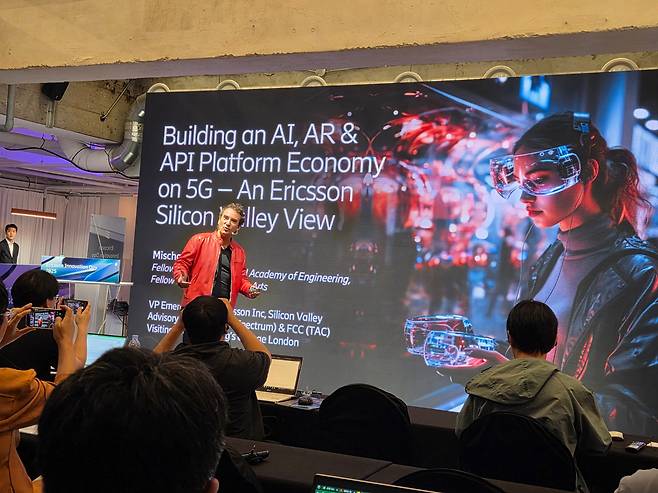 미샤 돌러 에릭슨 신기술 담당 부사장이 22일 서울 이태원에서 열린 ‘에릭슨 이노베이션 데이(Ericsson Innovation Day) 2025’에서 발언하고 있다./심민관 기자