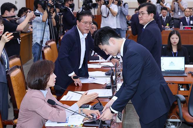 나경원 국민의힘 의원이 22일 서울 여의도 국회 법제사법위원회에서 열린 검찰개혁 입법청문회에서 피켓을 떼려는 방호 직원을 말리고 있다./뉴스1
