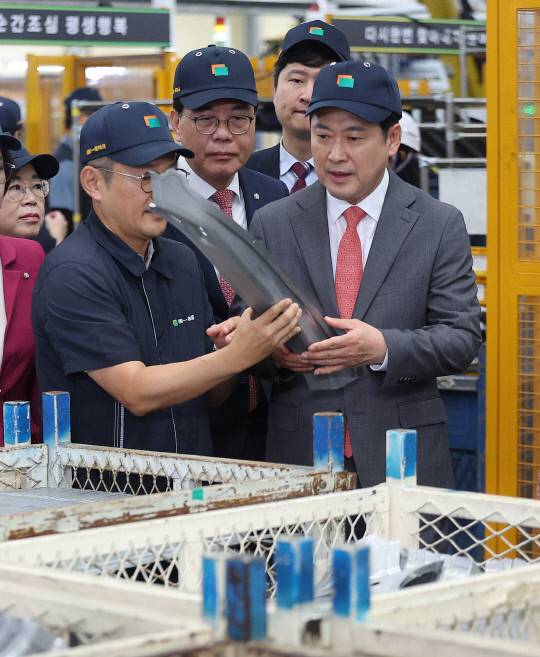 국민의힘 장동혁 대표와 송언석 원내대표가 22일 경북 경산시 자동차부품제조 중소기업인 일지테크 공장을 방문해 공장 제품을 살펴보고 있다. 연합뉴스