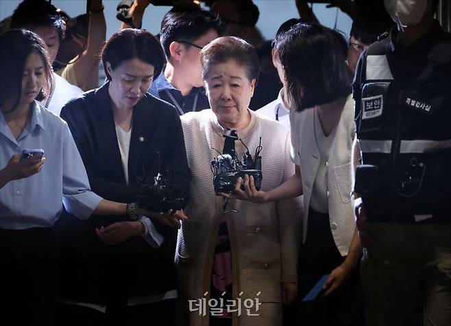 한학자 통일교 총재가 지난 17일 오전 서울 종로구 KT광화문빌딩 웨스트에 마련된 민중기 특검팀 사무실로 세 번의 소환조사 불응 끝에 자진 출석하고 있다. ⓒ데일리안 홍금표 기자