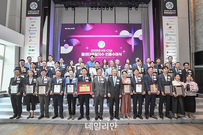 한국표준협회는 22일 우리나라 기업과 공공기관의 콜센터 서비스 품질을 종합적으로 평가하는 '2025년 콜센터품질지수(KS-CQI)' 조사 결과를 발표했다.ⓒ표준협회