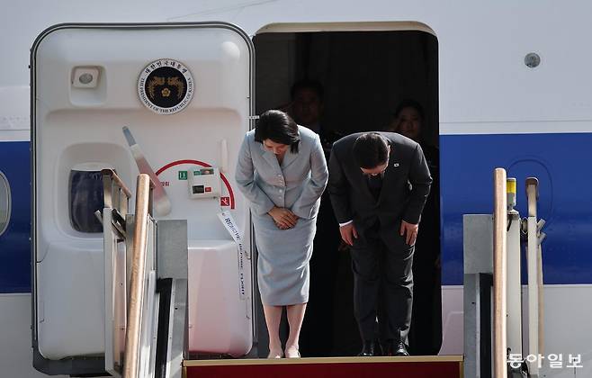이재명 대통령과 부인 김혜경 여사가 22일 경기 성남 서울공항에서 공군 1호기에 탑승하고 있다. 이 대통령은 유엔총회 참석차 미국 뉴욕으로 출국해 한국 정상 최초로 안전보장이사회(안보리) 공개 토의를 주재한다. 대통령실사진기자단 2025.09.22 송은석 기자 silverstone@donga.com