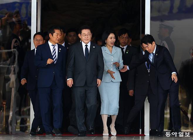 이재명 대통령과 부인 김혜경 여사가 22일 경기 성남 서울공항에서 공군 1호기로 향하며 정청래 더불어민주당 대표와 대화하고 있다. 이 대통령은 유엔총회 참석차 미국 뉴욕으로 출국해 한국 정상 최초로 안전보장이사회(안보리) 공개 토의를 주재한다. 대통령실사진기자단 2025.09.22