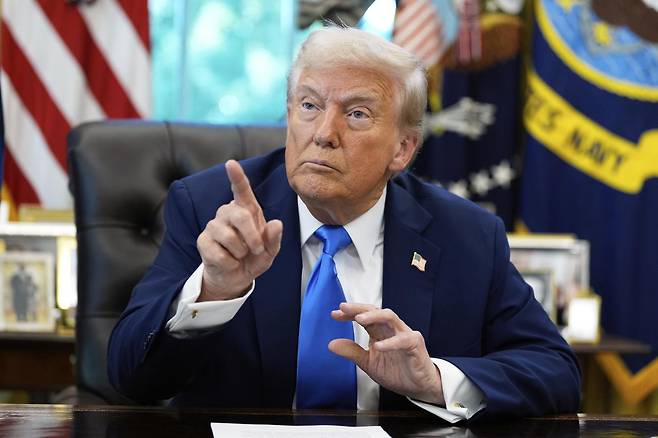 도널드 트럼프 미국 대통령이 19일(현지 시간) 백악관 집무실 오벌오피스에서 발언하며 손가락을 치켜들고 있다. 워싱턴=AP 뉴시스