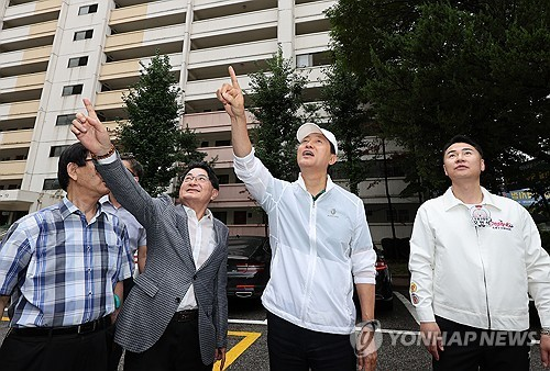 오세훈(오른쪽 두번째) 서울시장이 4일 서울 도봉구 삼환도봉아파트 재건축사업 현장을 방문, 관계자와 대화하고 있다. [연합뉴스]