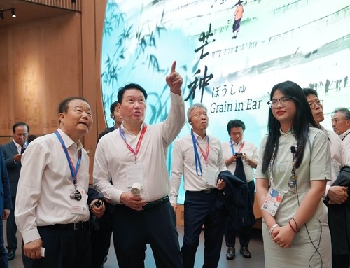 오사카·간사이 엑스포 참관하는 최태원 SK그룹 회장. [대한상의 제공]