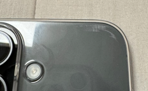 새 케이스인데도 기스가 나있다며 한 구매자가 올린 사진 캡처